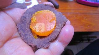 自制广式蛋<a href=/shicai/mimian/HuangDou/index.html target=_blank><u>黄豆</u></a>沙月饼