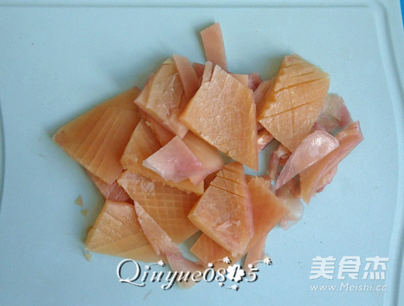 辣炒<a href=/shicai/shuichanpin/YouYu/index.html target=_blank><u>鱿鱼</u></a>的做法