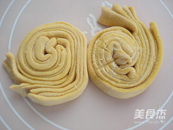 <a href=/shicai/shucai/JuHua/index.html target=_blank><u>菊花</u></a>馒头的做法