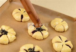 花朵豆沙<a href=/shicai/mimian/MianBao/index.html target=_blank><u>面包</u></a>