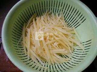 炒瘦肉<a href=/shicai/shucai/TuDou/index.html target=_blank><u>土豆</u></a>丝
