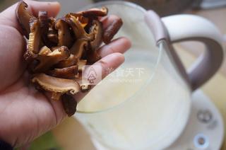 <a href=/shicai/shucai/XiQin/index.html target=_blank><u>西芹</u></a><a href=/shicai/shucai/XiangGu/index.html target=_blank><u>香菇</u></a>养身粥