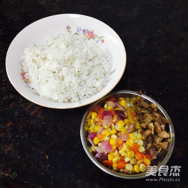 <a href=/shicai/mimian/YuMi/index.html target=_blank><u>玉米</u></a>粒炒饭的做法