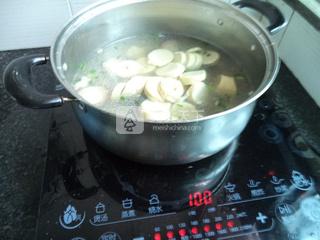 小肠蛋卷<a href=/shicai/shucai/XiangGu/index.html target=_blank><u>香菇</u></a>汤