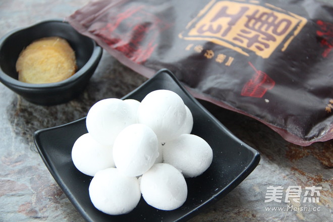 红糖<a href=/shicai/guopin/HuaSheng/index.html target=_blank><u>花生</u></a>汤圆的做法