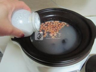 肚片<a href=/shicai/shucai/MuEr/index.html target=_blank><u>木耳</u></a><a href=/shicai/guopin/HuaSheng/index.html target=_blank><u>花生</u></a>汤