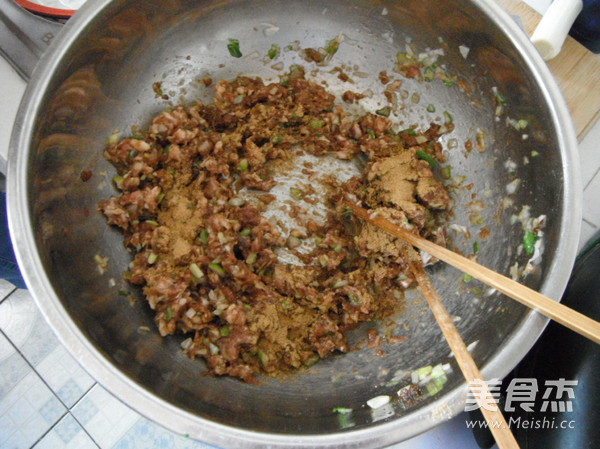 <a href=/shicai/rouqin/ZhuRou/index.html target=_blank><u>猪肉</u></a><a href=/shicai/shucai/BaiLuoBo/index.html target=_blank><u>白<a href=/shicai/shucai/LuoBo/index.html target=_blank><u>萝卜</u></a></u></a>包子馅的做法