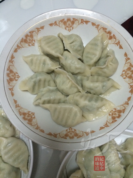 <a href=/shicai/shucai/TongHao/index.html target=_blank><u>茼蒿</u></a><a href=/shicai/shuichanpin/BoYu/index.html target=_blank><u>鲅鱼</u></a>水饺