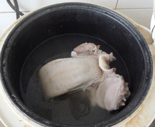 酸梅蒸<a href=/shicai/rouqin/ZhuShe/index.html target=_blank><u>猪舌</u></a>