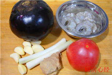 虾仁烧<a href=/shicai/shucai/QieZi/index.html target=_blank><u>茄子</u></a>步骤1