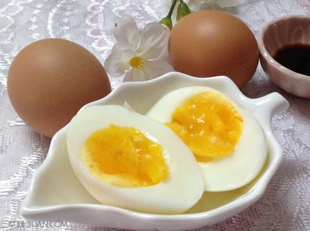 刚煮熟的热<a href=/shicai/rouqin/JiDan/index.html target=_blank><u>鸡蛋</u></a>能用冷水冷却吗