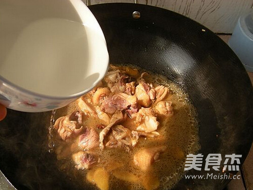 <a href=/shicai/rouqin/ZhengJi/index.html target=_blank><u>鸡肉</u></a>炒<a href=/shicai/mimian/FenSi/index.html target=_blank><u>粉丝</u></a>的做法