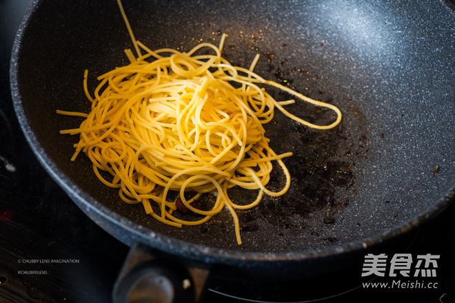 迷迭香蒜<a href=/shicai/rouqin/PeiGen/index.html target=_blank><u>培根</u></a>蛋面的做法