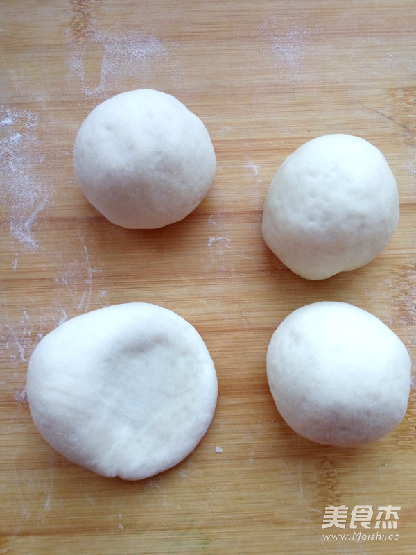 抹茶莲蓉<a href=/shicai/shucai/FoShou/index.html target=_blank><u>佛手</u></a>包的做法