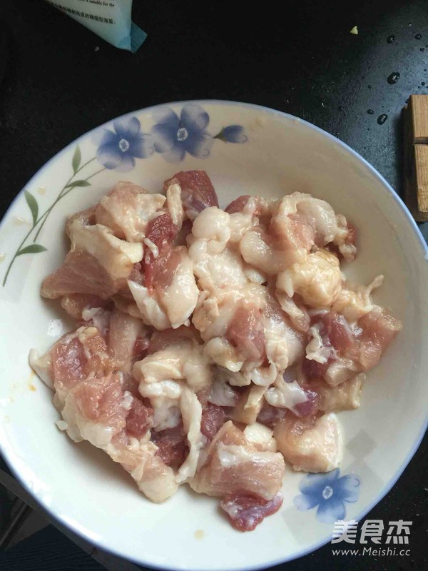 <a href=/shicai/shucai/LaJiao/index.html target=_blank><u>辣椒</u></a>炒<a href=/shicai/rouqin/WuHuaRou/index.html target=_blank><u>五花肉</u></a>的做法