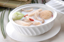 <a href=/shicai/shucai/CaoGu/index.html target=_blank><u>草菇</u></a>汤