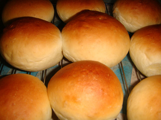 果酱<a href=/shicai/mimian/MianBao/index.html target=_blank><u>面包</u></a>