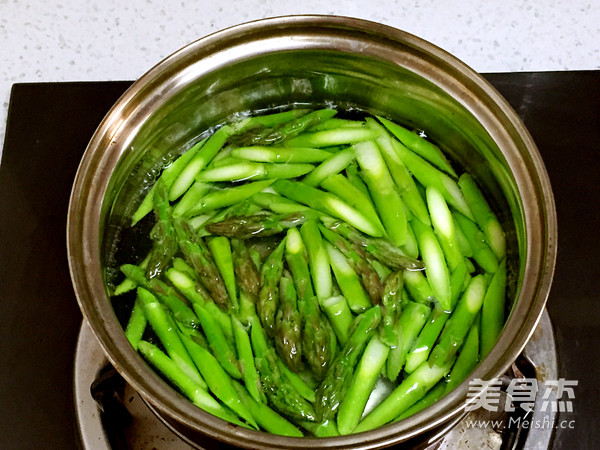 清炒<a href=/shicai/shucai/LuSun/index.html target=_blank><u>芦笋</u></a>的做法