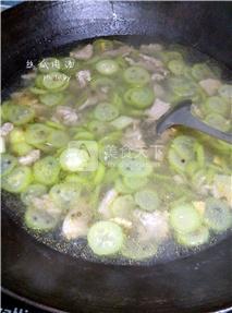 <a href=/shicai/shucai/SiGua/index.html target=_blank><u>丝瓜</u></a>肉汤