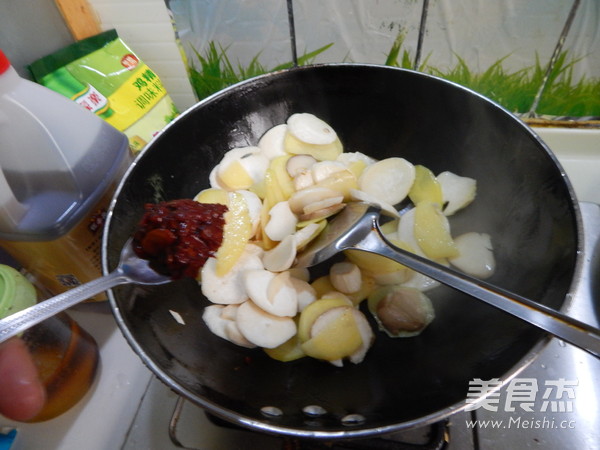 香辣<a href=/shicai/guopin/Xing/index.html target=_blank><u>杏</u></a>鲍菇炒<a href=/shicai/shucai/TuDou/index.html target=_blank><u>土豆</u></a>片的做法