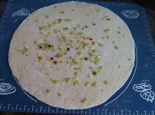 香酥<a href=/shicai/diaoweipin/CongYou/index.html target=_blank><u>葱油</u></a>饼