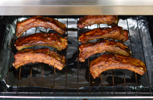 蒜香烤<a href=/shicai/rouqin/LeiPai/index.html target=_blank><u>肋排</u></a>