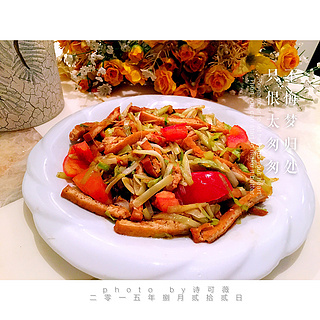 <a href=/shicai/shucai/JiuHuang/index.html target=_blank><u>韭黄</u></a>炒<a href=/shicai/mimian/DouFu/index.html target=_blank><u>豆腐</u></a>