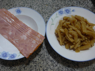 <a href=/shicai/rouqin/PeiGen/index.html target=_blank><u>培根</u></a>炒<a href=/shicai/shucai/LuoBo/index.html target=_blank><u>萝卜</u></a>干