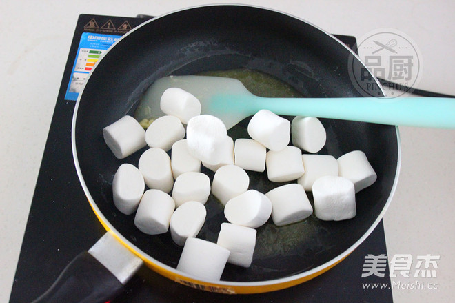 <a href=/shicai/guopin/ManYueMei/index.html target=_blank><u>蔓越莓</u></a>牛轧糖的做法