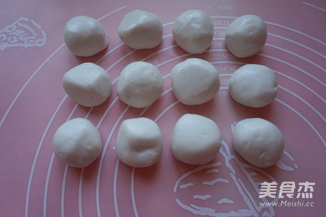 团团圆圆~五彩<a href=/shicai/guopin/HeiZhiMa/index.html target=_blank><u>黑<a href=/shicai/guopin/ZhiMa/index.html target=_blank><u>芝麻</u></a></u></a>汤圆的做法