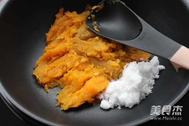 <a href=/shicai/shucai/HongShu/index.html target=_blank><u>红薯</u></a>馅的做法