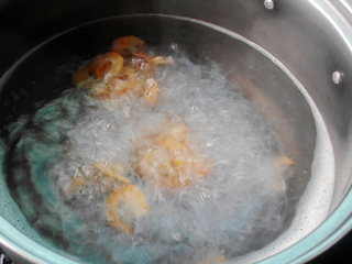 <a href=/shicai/mimian/FenSi/index.html target=_blank><u>粉丝</u></a>虾米<a href=/shicai/shucai/QinCai/index.html target=_blank><u>芹菜</u></a>汤