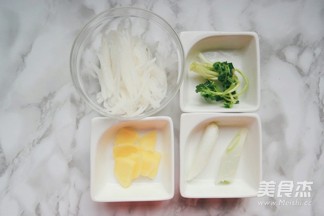 #苏泊尔#<a href=/shicai/shucai/LuoBo/index.html target=_blank><u>萝卜</u></a>丝<a href=/shicai/shuichanpin/JiYu/index.html target=_blank><u>鲫鱼</u></a>汤的做法