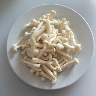 <a href=/shicai/shucai/BaiYuGu/index.html target=_blank><u>白玉菇</u></a>炒腊肠