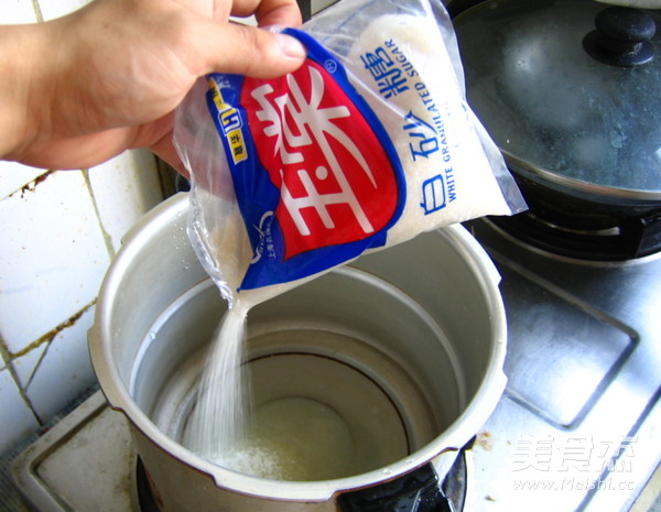 自己动手DIY<a href=/shicai/guopin/CaoMei/index.html target=_blank><u>草莓</u></a>酱 吃起来美美哒的做法