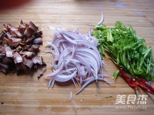 <a href=/shicai/shucai/ChaShuGu/index.html target=_blank><u>茶树菇</u></a>炒<a href=/shicai/rouqin/LaRou/index.html target=_blank><u>腊肉</u></a>的做法