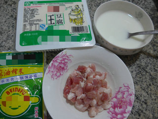 <a href=/shicai/shucai/ZhaCai/index.html target=_blank><u>榨菜</u></a>丝<a href=/shicai/rouqin/WuHuaRou/index.html target=_blank><u>五花肉</u></a><a href=/shicai/mimian/DouFu/index.html target=_blank><u>豆腐</u></a>羹