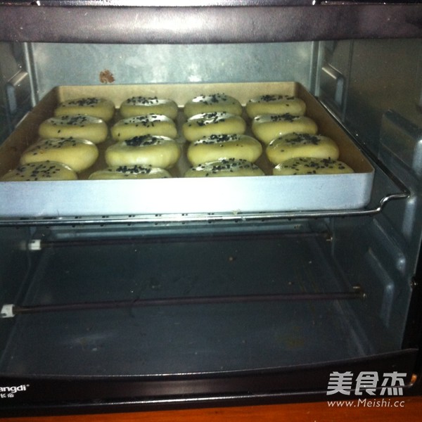 <a href=/shicai/shucai/BanLi/index.html target=_blank><u>板栗</u></a>饼的做法