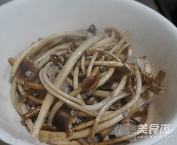 <a href=/shicai/shucai/ChaShuGu/index.html target=_blank><u>茶树菇</u></a>炒<a href=/shicai/rouqin/LaRou/index.html target=_blank><u>腊肉</u></a>的做法