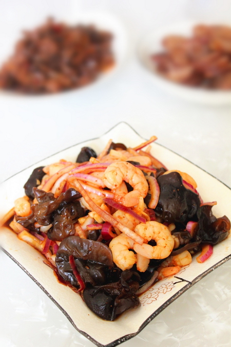 <a href=/shicai/shucai/YangCong/index.html target=_blank><u>洋葱</u></a>虾仁拌秋耳的做法