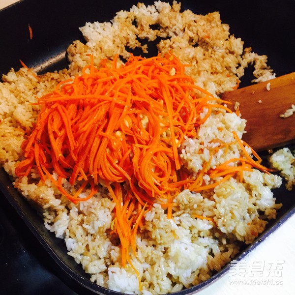 <a href=/shicai/shucai/HuLuoBo/index.html target=_blank><u>胡<a href=/shicai/shucai/LuoBo/index.html target=_blank><u>萝卜</u></a></u></a>炒饭的做法