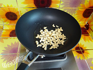 彩椒<a href=/shicai/guopin/YaoGuo/index.html target=_blank><u>腰果</u></a>鸡丁