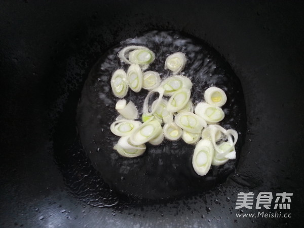 <a href=/shicai/shucai/XiangCai/index.html target=_blank><u>香菜</u></a>杆炒<a href=/shicai/rouqin/YangRou/index.html target=_blank><u>羊肉</u></a>的做法