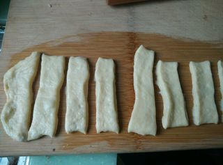 自制<a href=/shicai/mimian/YouTiao/index.html target=_blank><u>油条</u></a>