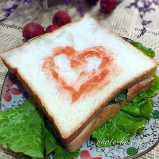 <a href=/shicai/mimian/TuSi/index.html target=_blank><u>吐司</u></a>夹<a href=/shicai/rouqin/JiDan/index.html target=_blank><u>鸡蛋</u></a>