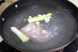 韩式辣<a href=/shicai/rouqin/NiuRou/index.html target=_blank><u>牛肉</u></a>汤