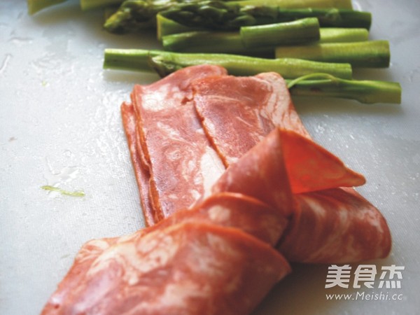 <a href=/shicai/rouqin/PeiGen/index.html target=_blank><u>培根</u></a><a href=/shicai/shucai/LuSun/index.html target=_blank><u>芦笋</u></a>卷的做法