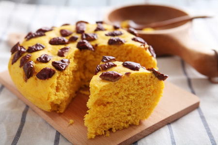 (图)<a href=/shicai/shucai/NanGua/index.html target=_blank><u>南瓜</u></a>红<a href=/shicai/guopin/Zao/index.html target=_blank><u>枣</u></a>发糕