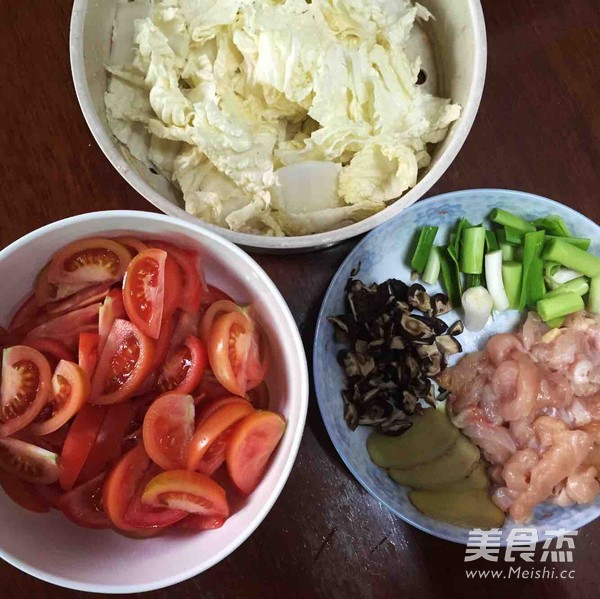番茄<a href=/shicai/shucai/BaiCai/index.html target=_blank><u>白菜</u></a><a href=/shicai/rouqin/ZhengJi/index.html target=_blank><u>鸡肉</u></a>煲的做法