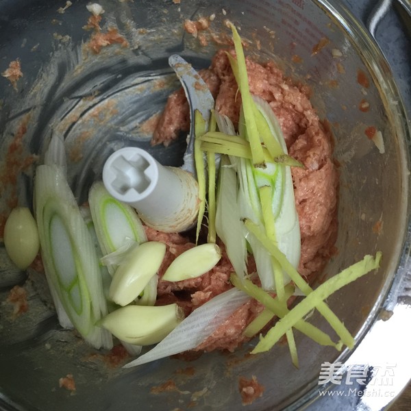 <a href=/shicai/rouqin/YangRou/index.html target=_blank><u>羊肉</u></a>丸子汤的做法